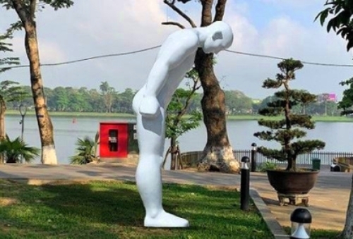 Thừa Thiên Huế đồng ý nhận bức tượng 'Người đàn ông cúi đầu'